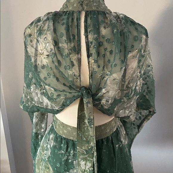 ASOS  design size 6 cut out dress ties and zips in back - Picture 5 of 11